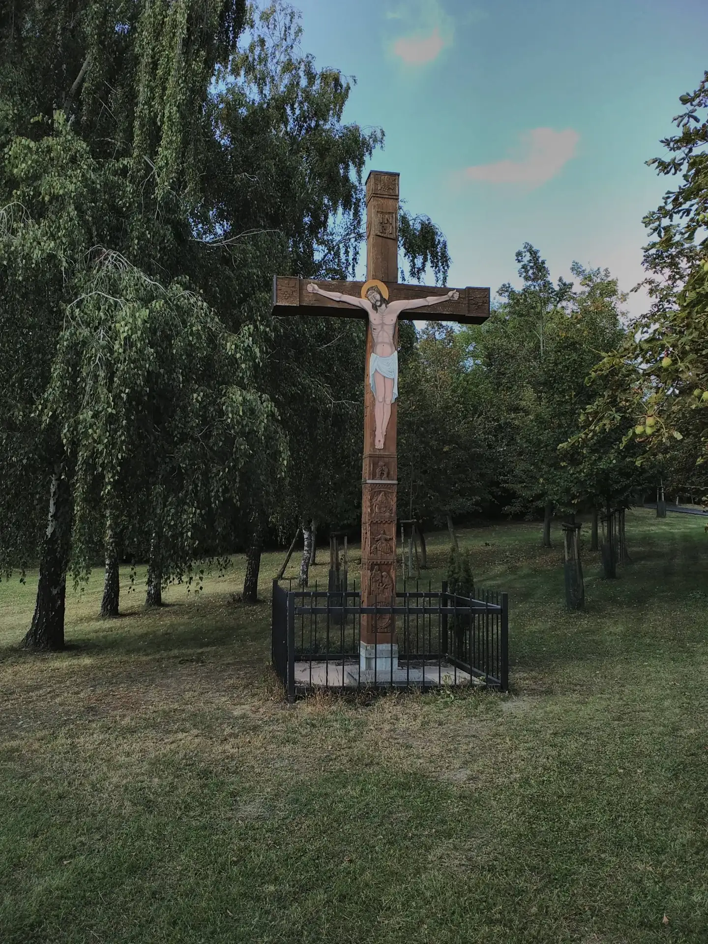 Vyřezávaní kříž v Prušánkách naproti myslivny